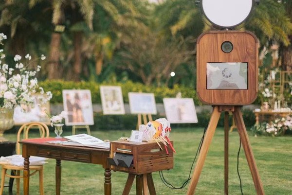 Portable Vintage Selfie Photo Booth Project for Party Guest Interaction 案例2 副本